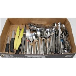 ESTATE FLAT OF FLATWARE & KNIVES