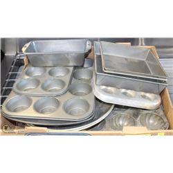 FLAT OF ASSORTED BAKING PANS (14 IN TOTAL)