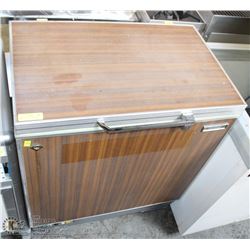 CHEST ICE CREAM FREEZER 30" x 20" x 39"