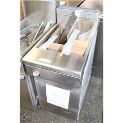 NATURAL GAS QUEST GAS FRYER, UNUSED,