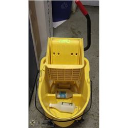 MOP BUCKER WITH WRINGER