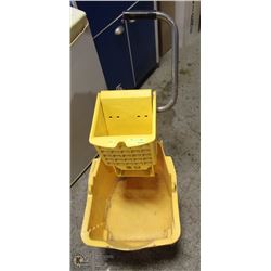 MOP BUCKER WITH WRINGER