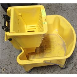MOP BUCKER WITH WRINGER