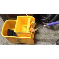 SMALL MOP BUCKET WITH WRINGER
