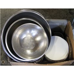 BOX OF ASSORTED STAINLESS STEEL BOWL AND BAKEWARE