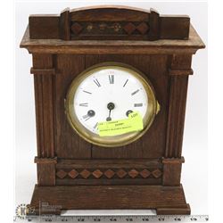 ANTIQUE WOODEN MANTLE CLOCK