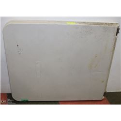 FOLDING TABLE