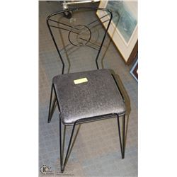 VINTAGE METAL CHILDRENS CHAIR