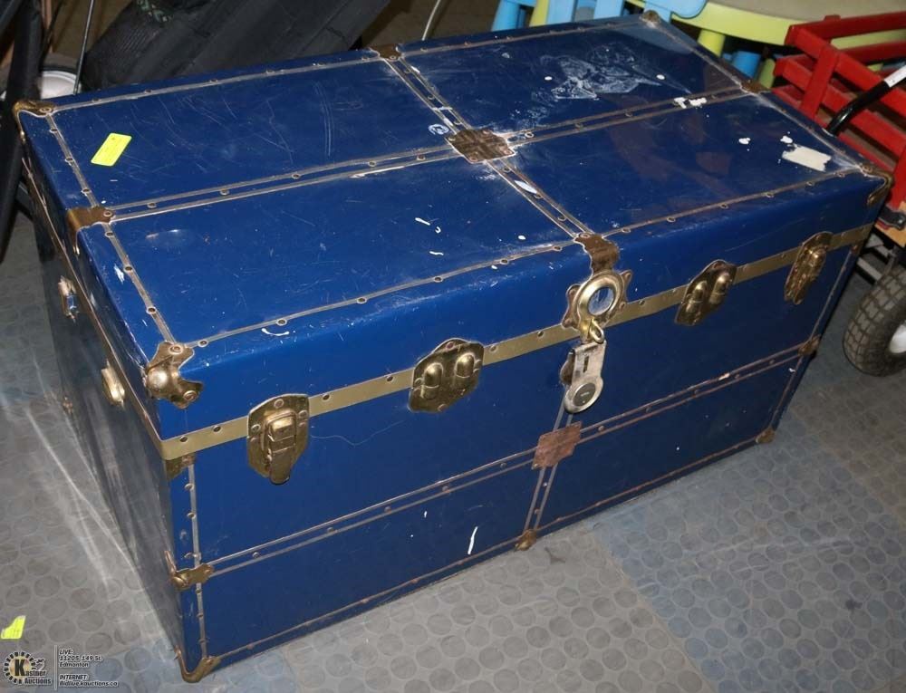 LARGE VINTAGE BLUE STEAMER TRUNK 40"X21"X22".