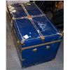 Image 3 : LARGE VINTAGE BLUE STEAMER TRUNK - 40"X21"X22".