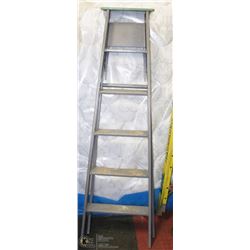 ESTATE WOOD 6' LADDER