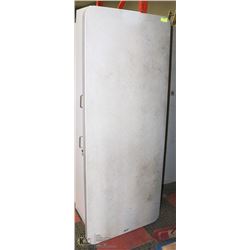 6FT FOLDING LEGS RESIN TABLE.