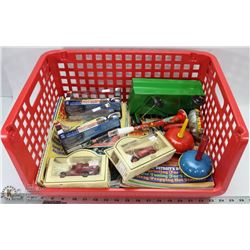 TRAY LOT OF VINTAGE TOYS & COMICS.