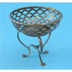 An Edwardian pierced silver bon bon dish, on tripod base, Birmingham 1910, 4.5ins...