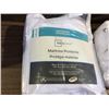Image 1 : Queen size mattress protector