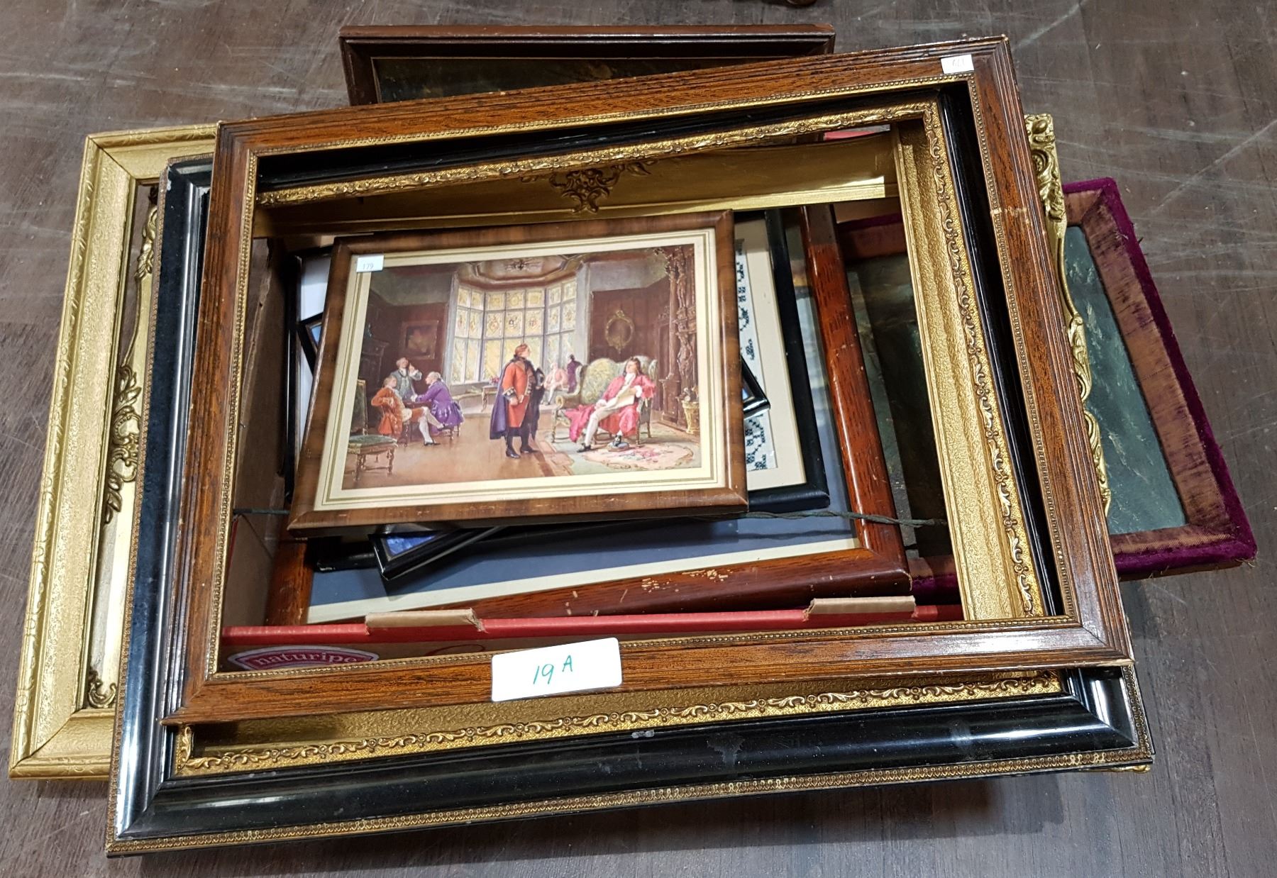 BOX LOT MISC PICTURES & VINTAGE FRAMES