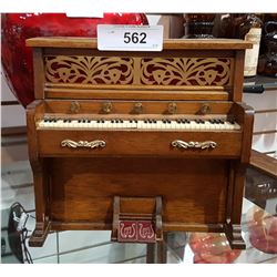 VINTAGE UNIQUE PIANO MUSICAL LIQUOR DECANTER SET