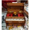 Image 2 : VINTAGE UNIQUE PIANO MUSICAL LIQUOR DECANTER SET