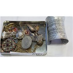 TRAY OF METAL JEWELLRY