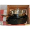Image 1 : BOX WITH ROASTER PAN AND LARGE POT WITH LID