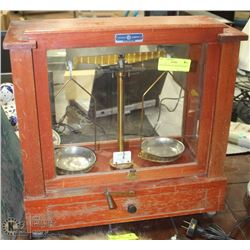 1930'S GOLD SCALE WITH WEIGHTS