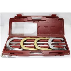 HORSESHOE SET IN CASE