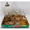 Image 1 : SMALL LAMP WITH TASSELS, WINE GLASSES AND MORE