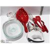 Image 2 : KITCHEN LOT, INCLUDES SILICONE UTENSILS, PYREX
