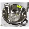 Image 2 : LOT OF 3 STAINLESS COLANDERS.