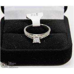 19K WHITE GOLD PRINCESS CUT DIAMOND RING WITH
