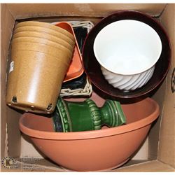 BOX OF FLOWER POTS