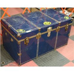 LARGE STEAMER TRUNK WITH KEY . KEY ON TAG# 185