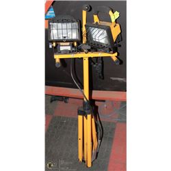 2 LIGHT WORK LAMPS ON TRIPOD