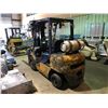 Image 2 : KOMATSU 3 STAGE 3730 LBS SOLID TIRE PROPANE COUNTER BALANCE FORKLIFT