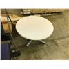 Image 3 : LOT OF 8 SEATS OF COMMERCIAL RECEPTION SEATING, WITH 24'' SIDE TABLE