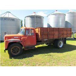 1973 INTERNATIONAL 3 TON TRUCK, 900X20 TIRES, 15' BOX AND HOIST VIN:10662CCA16904