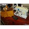 Image 1 : SINGER SEWING MACHINE AND SEWING BOX