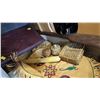 Image 2 : NATIVE PILLOWCASE SMALL BASKETS AND WOOD CARVINGS