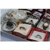 Image 2 : LOT OF RINGS BRUSH AND MIRROR