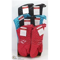 FLAT OF OVEN MITTS