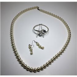 25 - VINTAGE AVON HINGED CALLA LILY