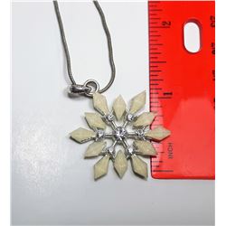 24 - WHITE OPALINE & CLEAR CRYSTAL