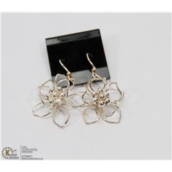 STERLING SILVER FLOWER EARRINGS.
