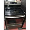 Image 1 : GE 4 BURNER FLAT TOP CONVECTION STOVE WITH WARMING