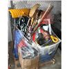 Image 1 : PALLET OF GARDEN TOOLS, HOUSEHOLD, LAWNCHAIRS,