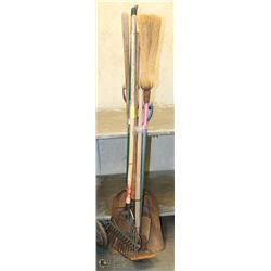 9 PIECE YARD AND GARDEN IMPLEMENTS SHOVELS RAKES