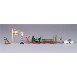 LARGE LOT OF CAST MINIATURE FIGURES