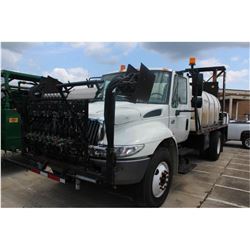 2004 INTERNATIONAL 4400 Sprayer Truck; VIN/SN:1HTMKAARX4H664511 -:- S/A, Int. DT466 diesel, Eaton A/
