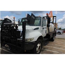 2004 INTERNATIONAL 4400 Sprayer Truck; VIN/SN:1HTMKAAR94H612416 -:- S/A, Int. DT466 diesel, Eaton A/