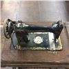 Image 2 : Singer Sewing Machine